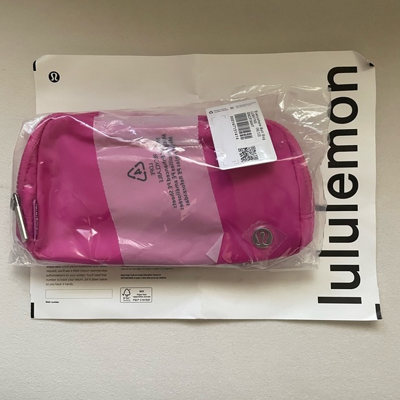 NEW & IMPROVED SONIC PINK Lululemon Everywhere Belt Bag White Wordmark - Picture 2 of 11